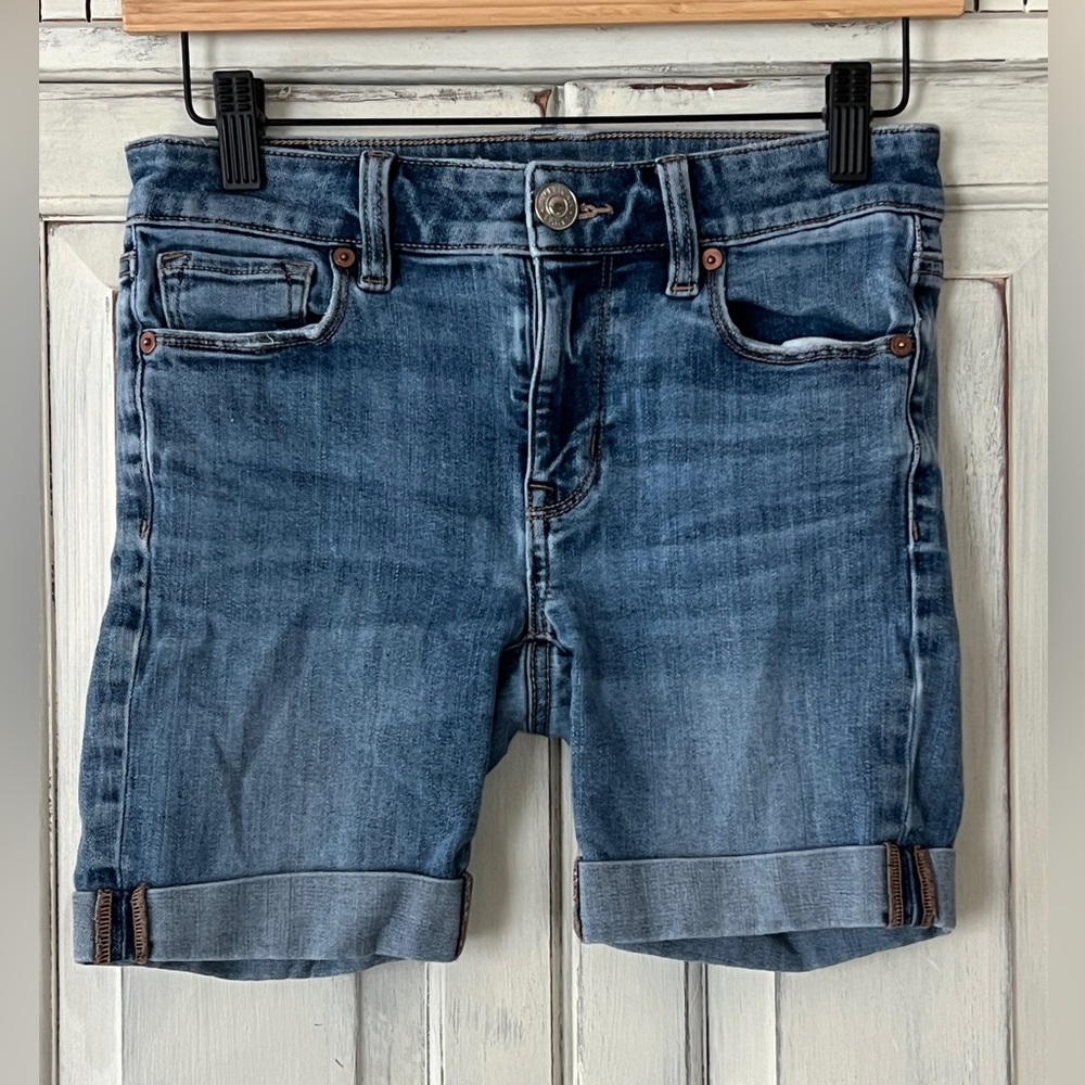🟠AMERICAN EAGLE Skinny Cuffed Denim Shorts in Medium Wash Sz 2 - Picture 1 of 4